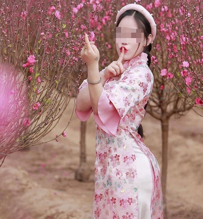  
Bộ ảnh của "cô gái vườn đào" sau đó nhận về nhiều bình luận trái chiều của cư dân mạng. (Ảnh: Đời sống và pháp luật)