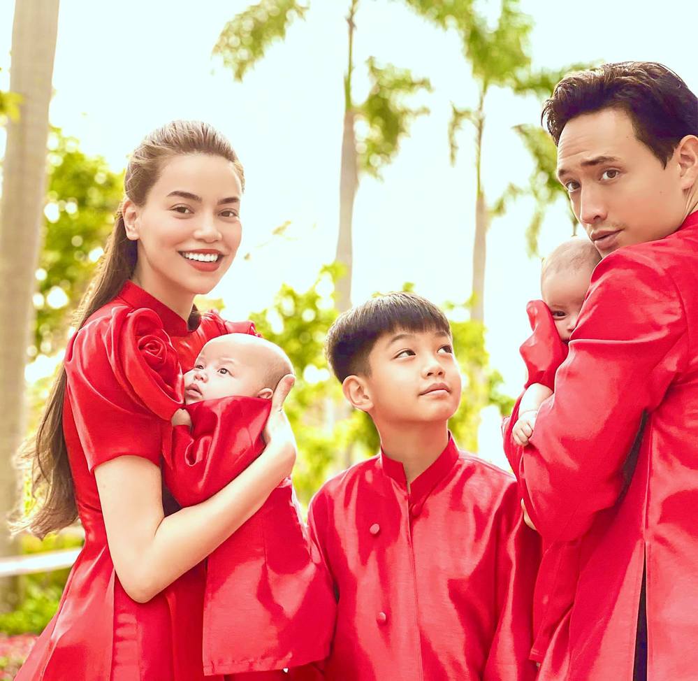 Áo dài đỏ là biểu tượng cho vẻ đẹp truyền thống của người Việt Nam. Bất kể dịp nào, áo dài đỏ cũng sẽ khiến bạn thêm phần quyến rũ và duyên dáng. Hãy cùng xem hình ảnh áo dài đỏ để ngắm nhìn nét đẹp của trang phục này.