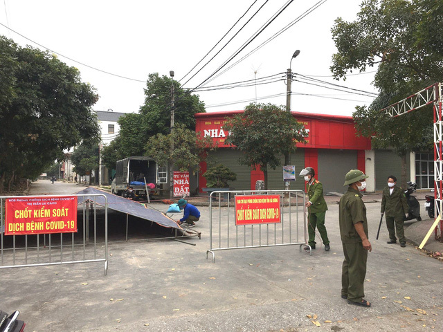  
Lực lượng chức năng lập chốt kiểm soát ở Lai Cách. (Ảnh: Bộ Y tế)