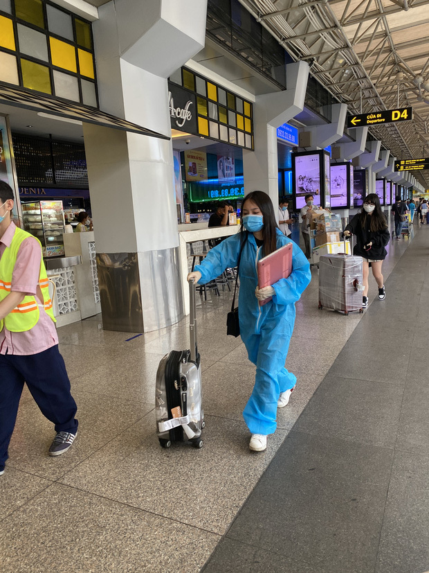  
Hành khách di chuyển tại sân bay đều trang bị khẩu trang, đồ bảo hộ rất kĩ. (Ảnh: Doanh Nghiệp Và Tiếp Thị)