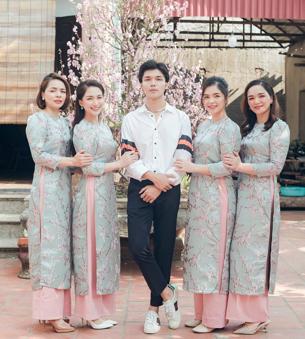 Khoảnh khắc ở bên gia đình khiến Hòa Minzy nhớ đến tuổi thơ. (Ảnh: FBNV)