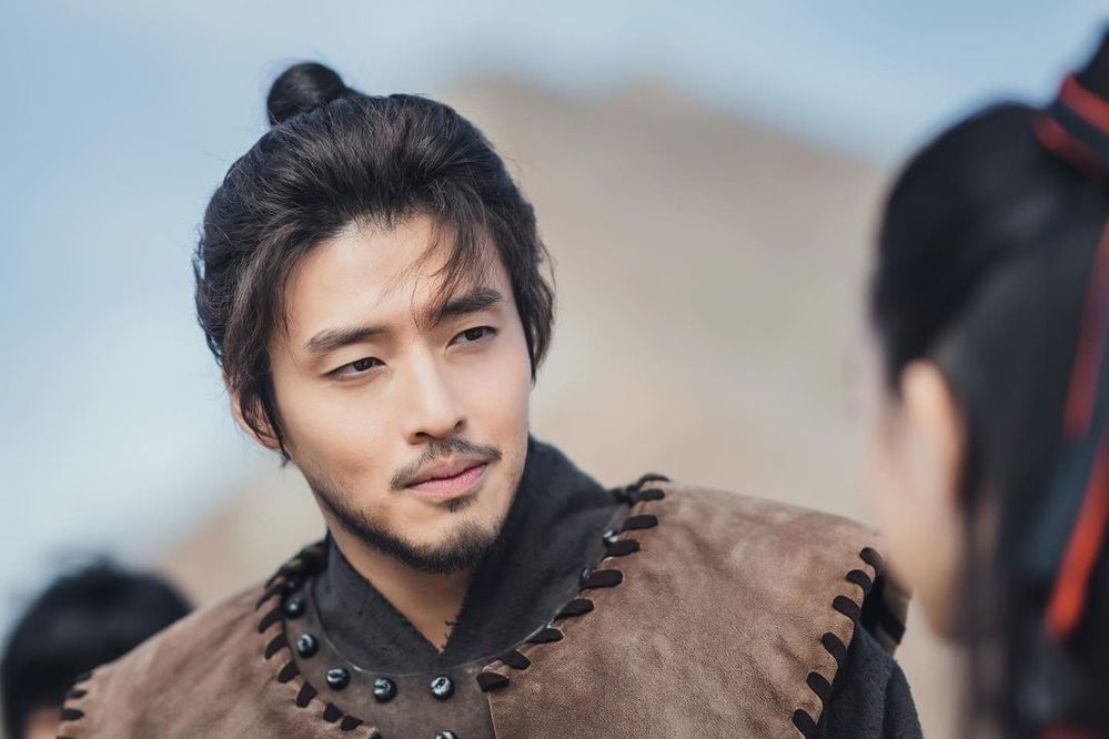  Kang Ha Neul đã có tạo hình già hơn tuổi để phù hợp với vai trò thủ lĩnh trong phim Sông đón trăng lên - Ảnh Soompi