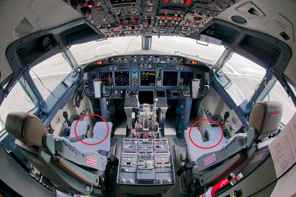  
Buồng lái chi chít máy móc nhìn thích mê của phi công. (Ảnh: Aviation Stack Exchange)