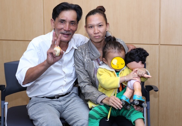  
Nghệ sĩ Thương Tín vui vẻ bên cạnh vợ con trước khi bị đột quỵ. (Ảnh: FBNV)