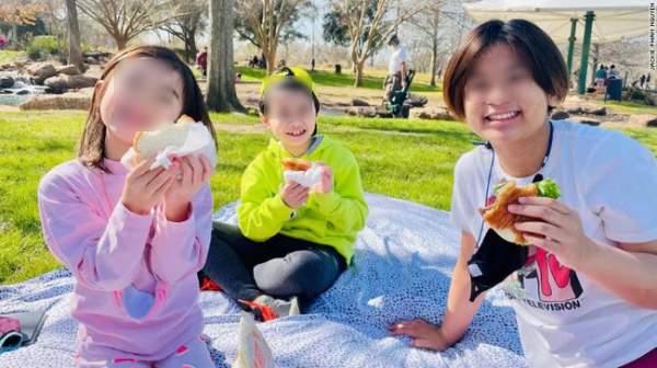  
Ba đứa con mang theo nhiều sự hãnh diện và hi vọng của Jackie Nguyen. (Ảnh: Houstonchronicle)