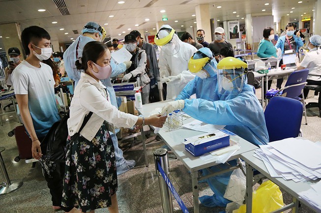  
Hành khách khai báo y tế và lấy mẫu xét nghiệm tại sân bay (Ảnh: Pháp luật TP.HCM)