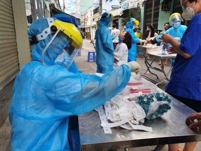  
Nhân viên y tế thực hiện xét nghiệm Covid-19 tại những nơi có liên quan đên ca nhiễm (Nguồn: VietNamNet)