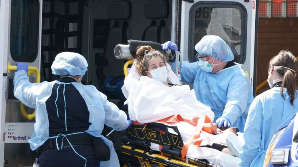  
Bệnh nhân Covid-19 được vận chuyển đến bệnh viện. (Ảnh: RFI)
