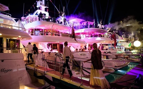  
Một bữa tiệc xa hoa trên du thuyền của người giàu. (Ảnh: Daily Star)