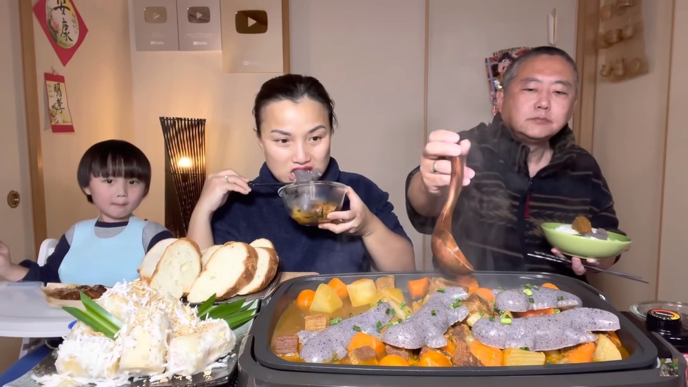  
Gia đình Quỳnh Trần làm vlog mới với món ăn khiến nhiều người thoạt nhìn phải rùng mình. (Ảnh: Cắt từ clip)
