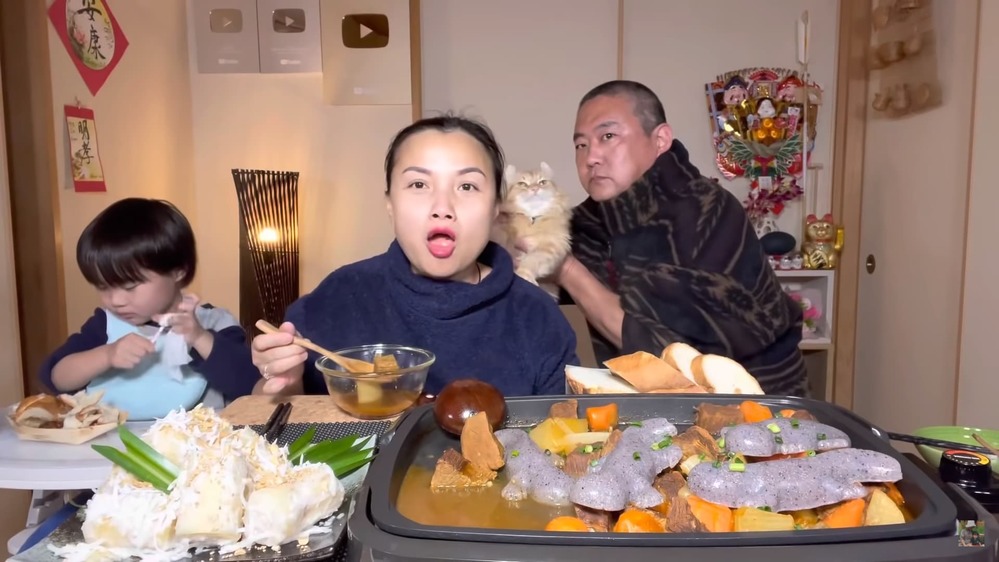  
Ông xã Quỳnh Trần JP pha trò hài hước trong vlog cùng vợ con. (Ảnh: Cắt từ clip)