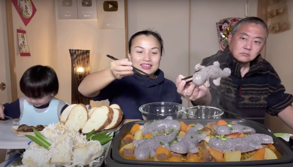  
Quỳnh Trần JP vui vẻ chia sẻ về món ăn mới trong vlog. (Ảnh: Cắt từ clip)