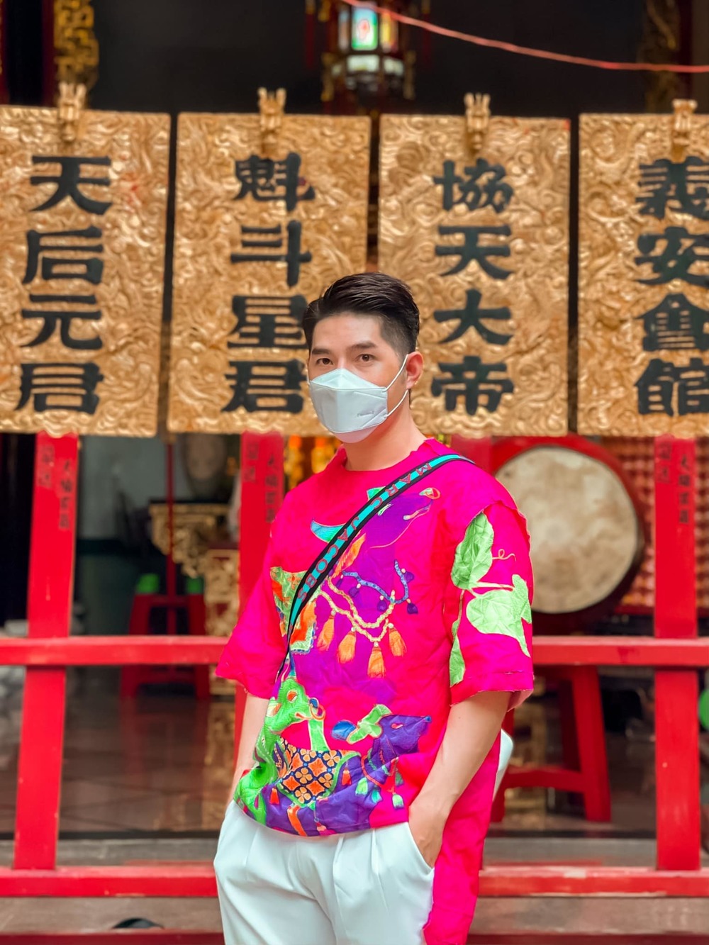  
Đạo diễn Nguyễn Hưng Phúc cũng chọn chiếc áo thun hồng hoạ tiết con trâu để đi chùa ngày mùng 1 Tết. (Ảnh: FBNV)