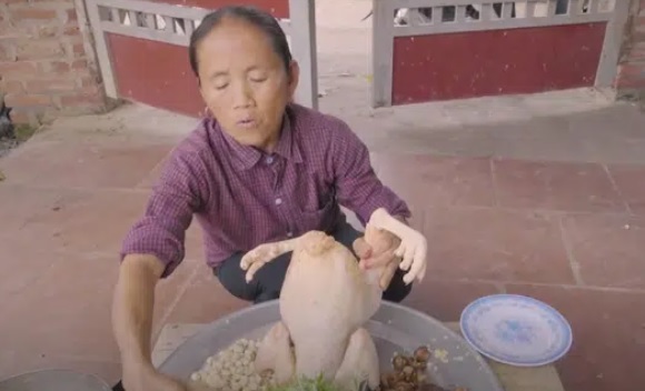  
Video dạy nấu gà bằng tay trần bị chê "bẩn". (Ảnh: Cắt từ clip)