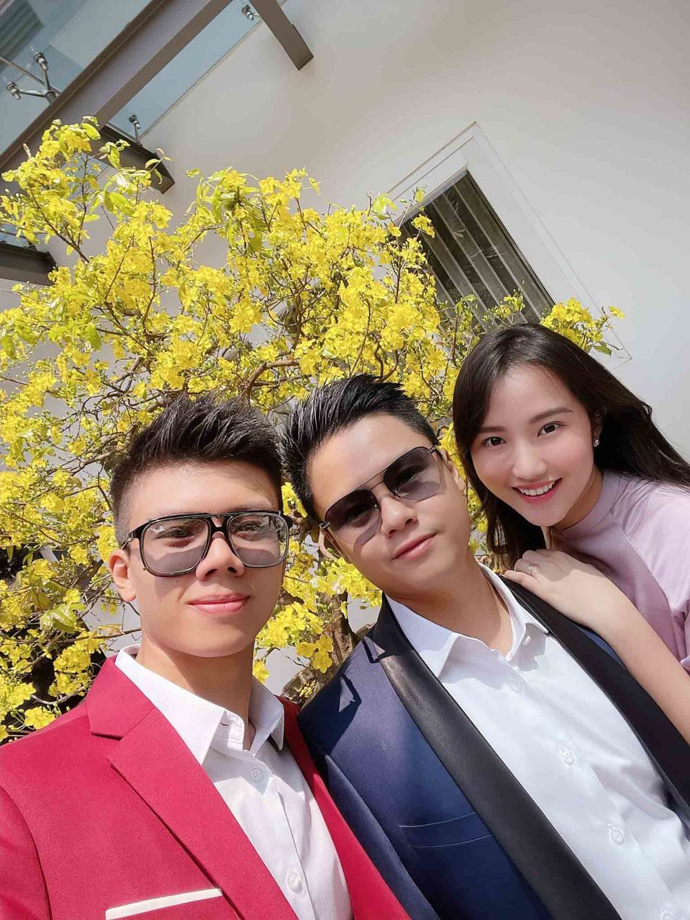  
Hình ảnh Phan Hoàng chụp cùng anh trai và chị dâu trong dịp Tết Tân Sửu. (Ảnh: FBNV)