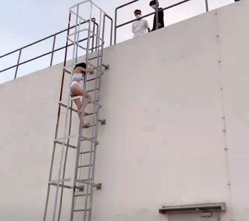 Ngọc Trinh diện bikini leo cầu thang lên sân thượng để chụp ảnh