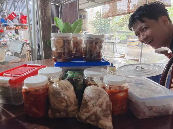  
Trường Giang chuẩn bị đồ ăn dịp Tết cho Nhã Phương đem về quê. (Ảnh: FBNV)
