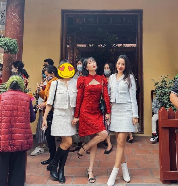  
Bức ảnh chụp Chi Pu, Sun Ht và một người bạn đi chùa. (Ảnh: FB)