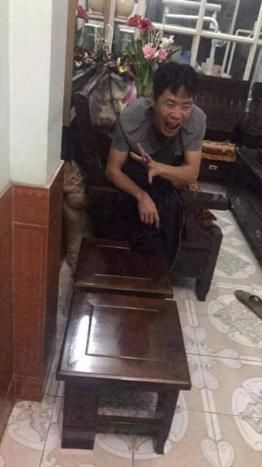  
Người bố tỏ ra cực kỳ hạnh phúc khi đùa vui với "boss" mèo. (Ảnh: FB TN)