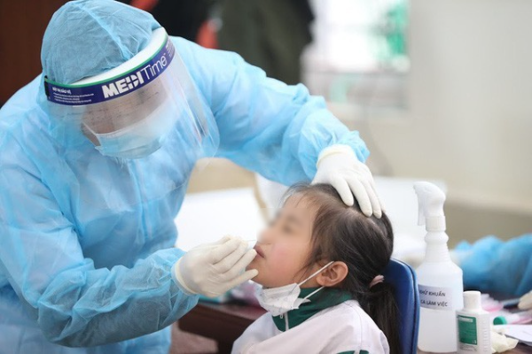  
Một em học sinh trường Xuân Phương được tiến hành kiểm tra y tế. (Ảnh: Bộ Y tế)