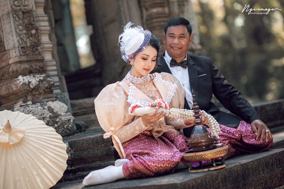  Ảnh cưới của cặp đôi cũng gây sốt mạng xã hội Campuchia. (Ảnh: Head Topics)