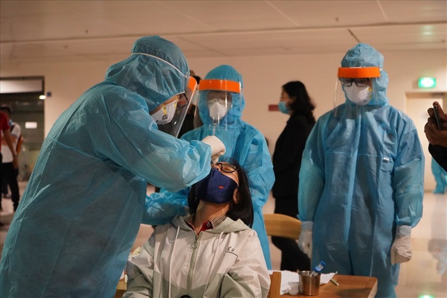 
Nhân viên y tế lấy mẫu xét nghiệm Covid-19 (Ảnh: Tổng liên đoàn lao động Việt Nam)