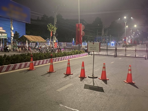  
Khu vực cổng chính của Đại học Thủ Dầu Một bị phong tỏa ngay trong đêm (Ảnh: Dân trí)