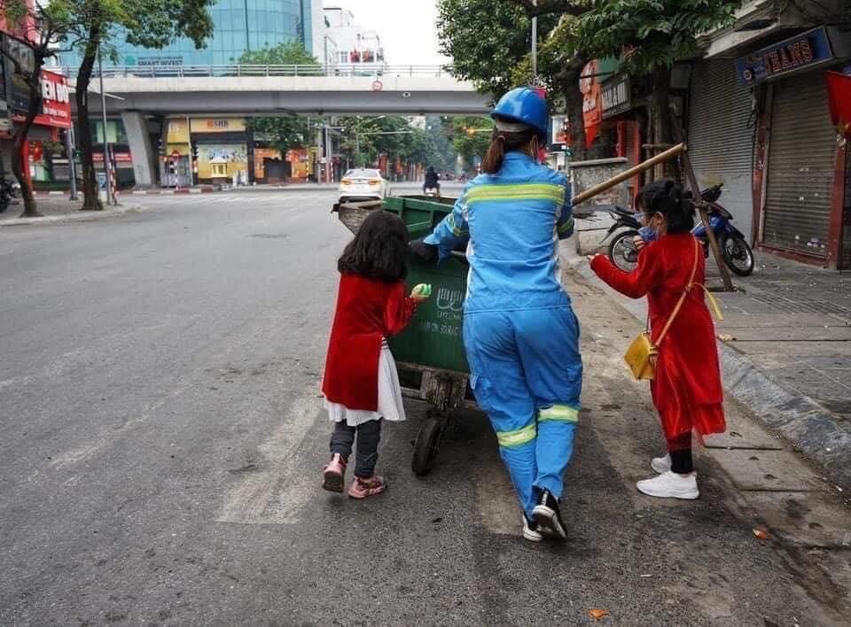 Cả hai đều vui vẻ theo chân mẹ cùng hoàn thành công việc và sớm được tan ca. (Ảnh: FB O.N.V.T.B)
Cả hai đều vui vẻ theo chân mẹ cùng hoàn thành công việc và sớm được tan ca. (Ảnh: FB O.N.V.T.B)