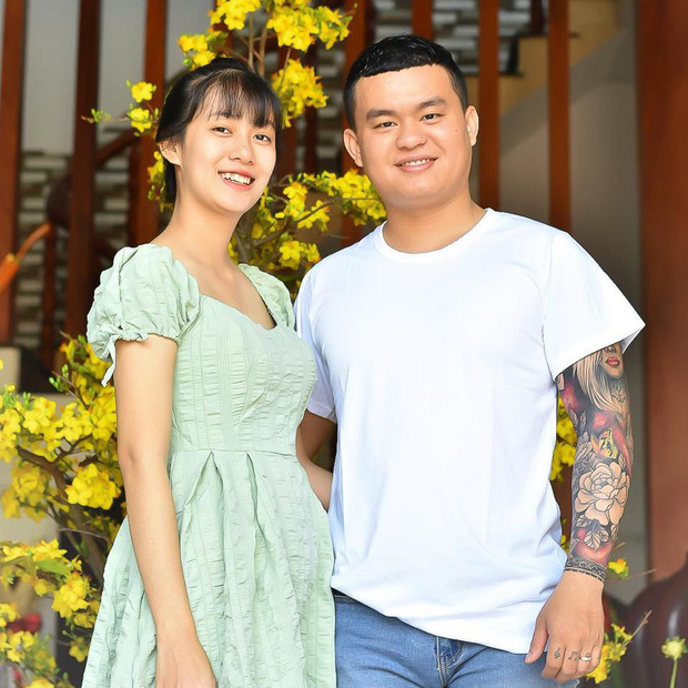  
Vợ chồng người phụ nữ "vác đồ" bảo vệ tài sản ở Bình Phước. (Ảnh: FBNV)