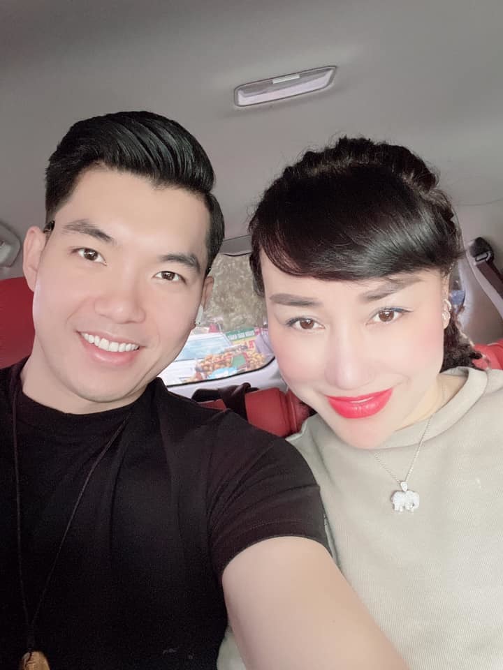Trương Nam Thành bên vợ hơn 15 tuổi. (Ảnh: FBNV)