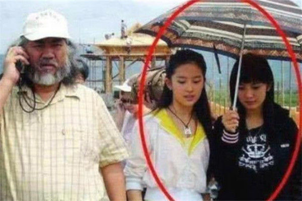  
Hình ảnh Dương Mịch cầm ô che cho Lưu Diệc Phi gây tranh cãi