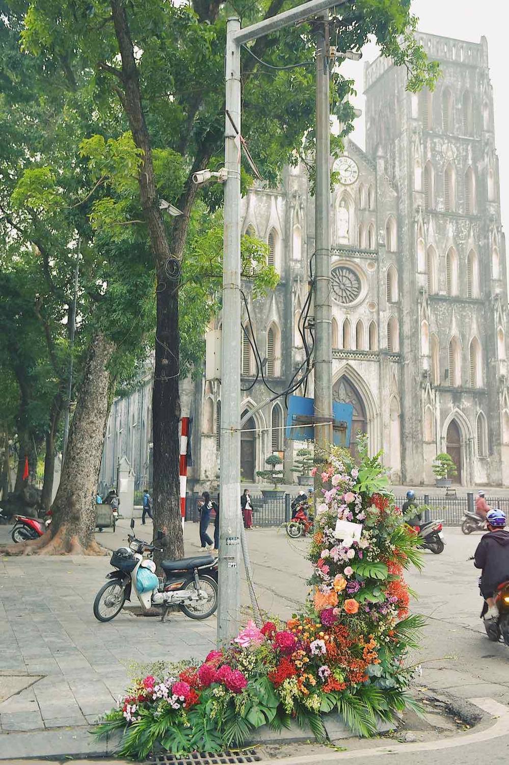  
Cột điện ở khu vực nhà thờ lớn Hà Nội "bung nở" những cánh hoa (Ảnh: Trung tâm tin tức VTV24)
