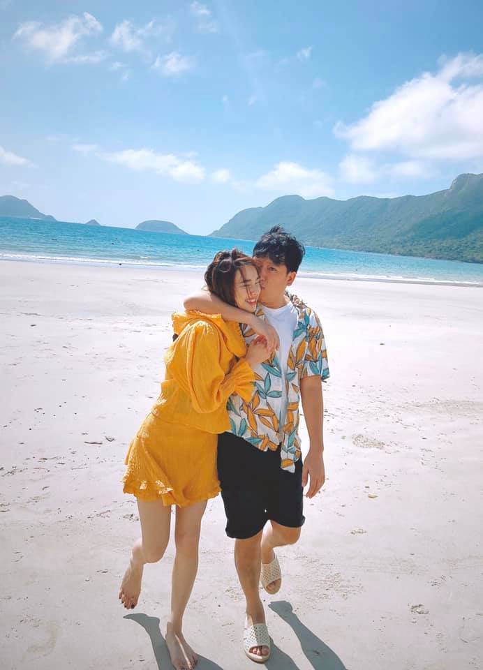  
Hai vợ chồng khiến cư dân mạng ghen tỵ với khoảnh khắc hôn nhau giữa bãi biển (Ảnh: FBNV). - Tin sao Viet - Tin tuc sao Viet - Scandal sao Viet - Tin tuc cua Sao - Tin cua Sao