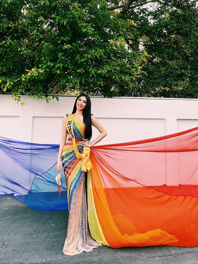  
Hương Giang diện đầm dạ hội đủ sắc màu, gây ấn tượng tại cuộc thi. (Ảnh: FBNV)