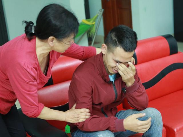  
Anh Nguyễn Ngọc Mạnh xúc động khi chia sẻ về khoảnh khắc cứu cháu bé. (Ảnh: Dân Trí)