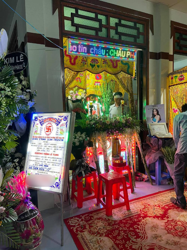 Đám tang vắng lặng tại quê nhà của người đẹp Phan Thuyền