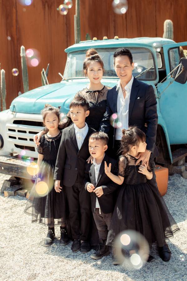  
Cả gia đình Lý Hải - Minh Hà diện đồ tông đen. (Ảnh: FBNV)