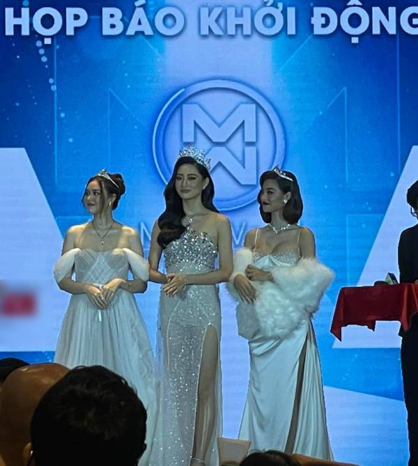  
Tường San gây chú ý trong họp báo Miss World Việt Nam. 