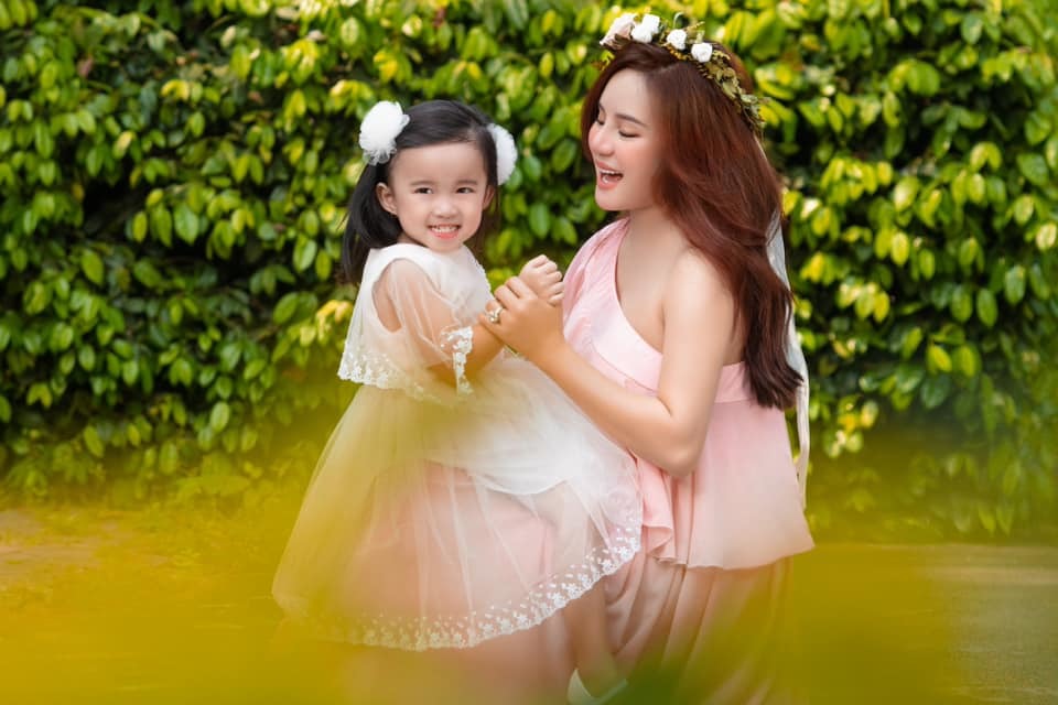  
Con gái Tuệ Vĩ của Vy Oanh chụp ảnh bên mẹ. (Ảnh: FBNV)