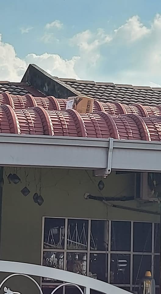  
Món hàng nằm trơ trọi trên mái nhà. (Ảnh: Đất Việt)