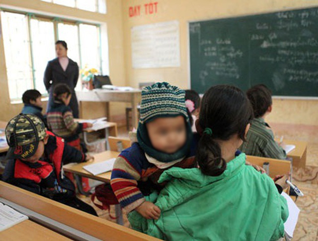  
Cuộc sống vất vả không ngăn được khao khát đến trường của cô bé H'Mông. (Ảnh: Dân Trí)