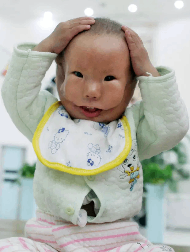 
Khuôn mặt Kang Kang khi còn nhỏ. (Ảnh: Tengrinews.kz)