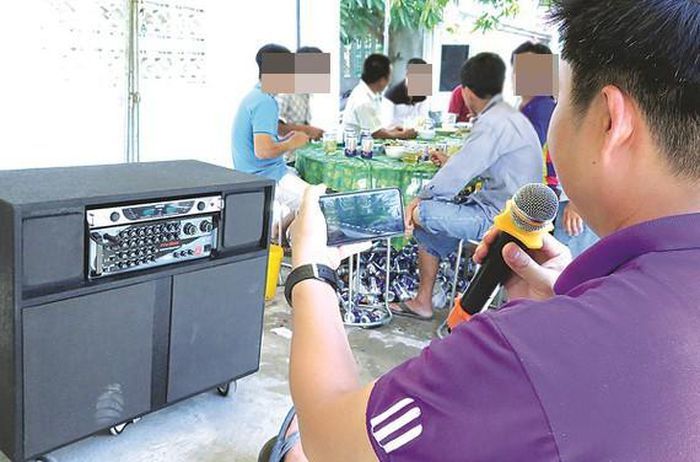  
Những bữa tiệc tùng cùng karaoke là điều không thể thiếu, song chính nó khiến người dân xung quanh thấy khó chịu. (Ảnh: VTC)