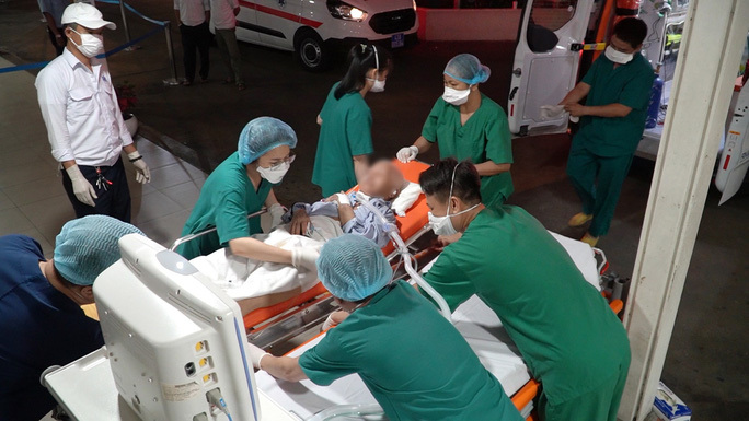  
Hình ảnh y bác sĩ đang đưa bệnh nhân 1536 từ Bệnh viện Phổi Đà Nẵng vào Bệnh viện Chợ Rẫy. (Ảnh: Bộ Y tế)