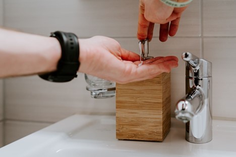  Rửa tay thường xuyên là cách đơn giản để tránh lây lan mầm bệnh (Nguồn: Unsplash)