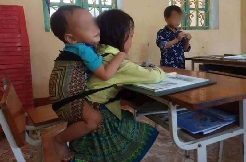  
Em T.T.N ở Yên Bái phải vừa học, vừa chăm cho cậu em nhỏ. (Ảnh: Dân Việt)