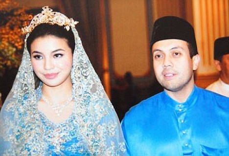  
Hình ảnh hiếm hoi của Manohara và chồng cũ khi còn làm dâu hoàng tộc. (Ảnh: Daily Mail)