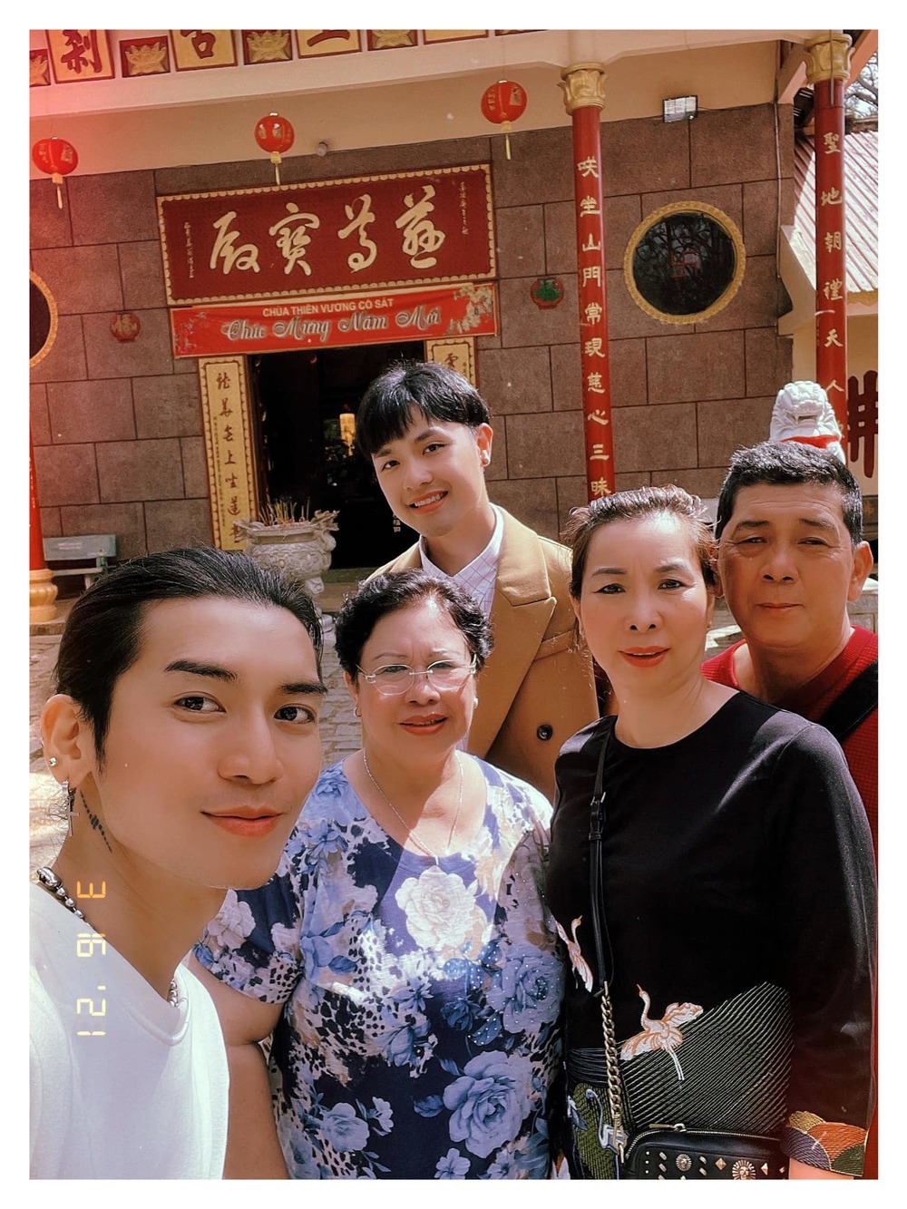  
Gia đình BB Trần và gia đình bạn trai đồng giới thân thiết trong chuyến du lịch. (Ảnh: FBNV)