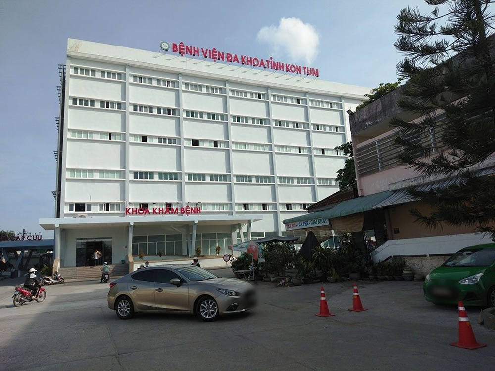  
Bệnh viện đa khoa tỉnh Kon Tum, nơi cấp cứu cho bệnh nhân M. (Ảnh: Alobacsi)