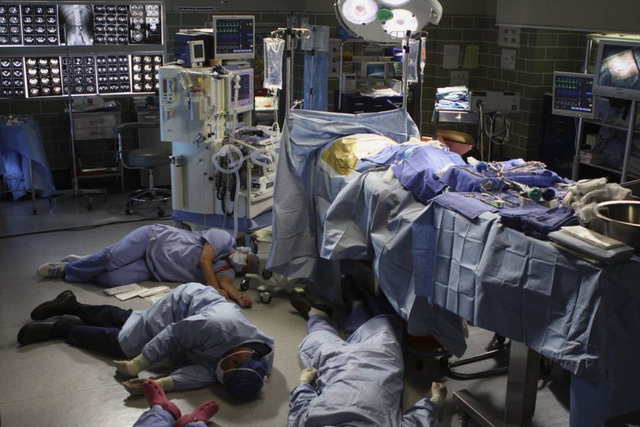  
Nhiều bác sĩ ngất xỉu ngay trong phòng cấp cứu (Ảnh minh họa: Reuters)